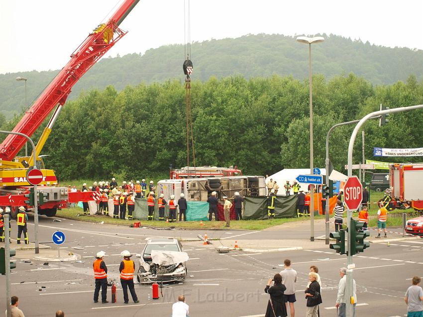 Schwerer Unfall mit Reisebus Lohmar Donrather Dreieck P436.JPG